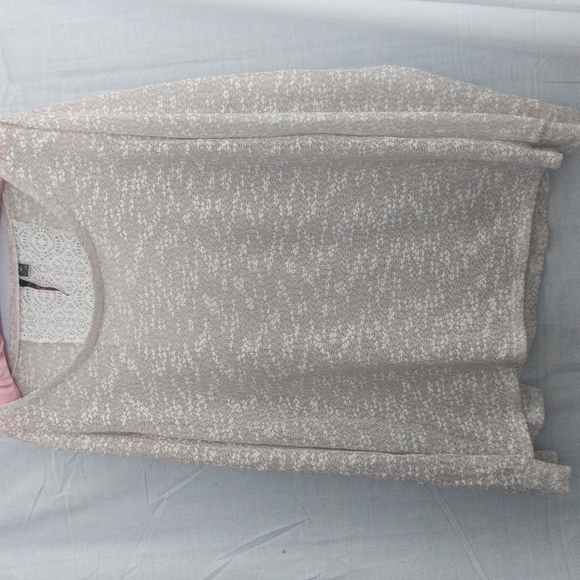 Pretty lace-back light sweater - Picture 1 of 4